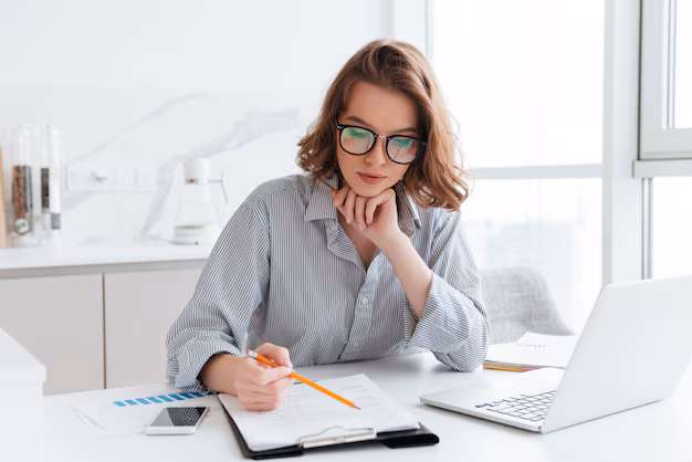 femme fait des comptes