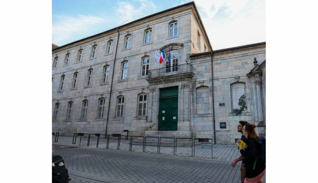 Collège Victor Hugo : collège public à Paris