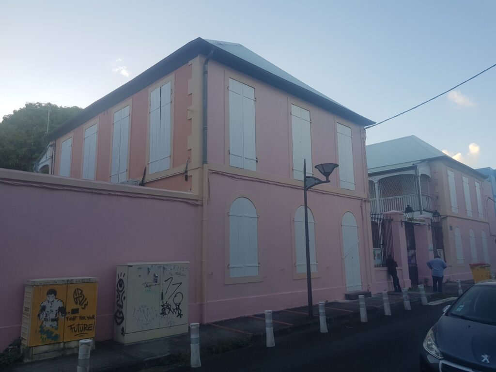 Lycée polyvalent Carnot : lycée public à Pointe-à-Pitre