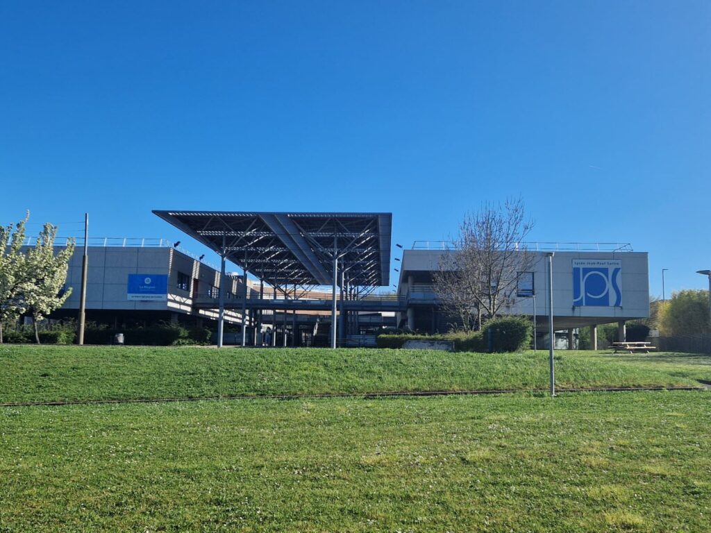 Lycée Jean-Paul Sartre : lycée public à Bron