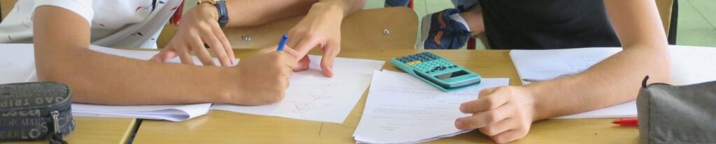 Documents et exercices de préparation aux concours sur une table de classe