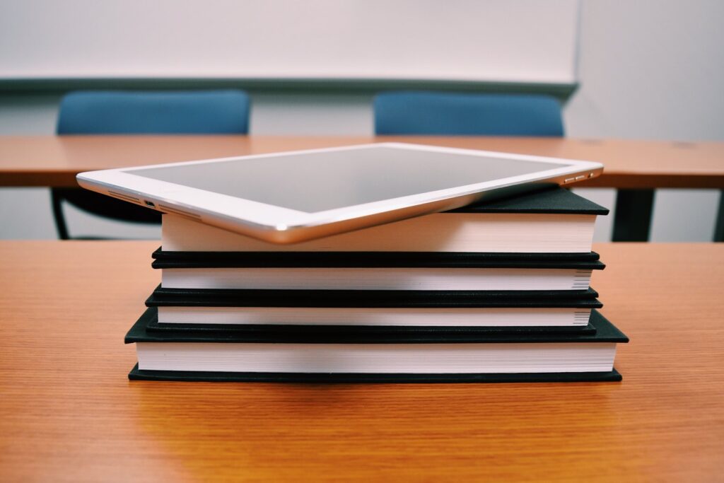 Tablette et livres pour choisir une école bilingue ou une section internationale