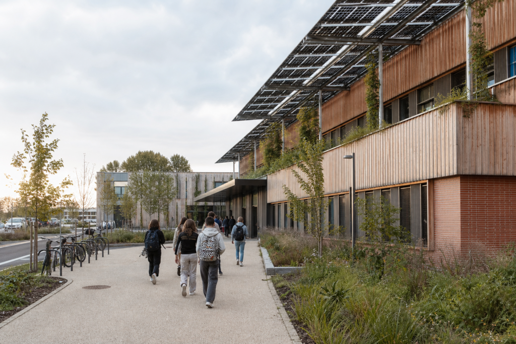 Filières, internat et contacts du lycée Václav Havel