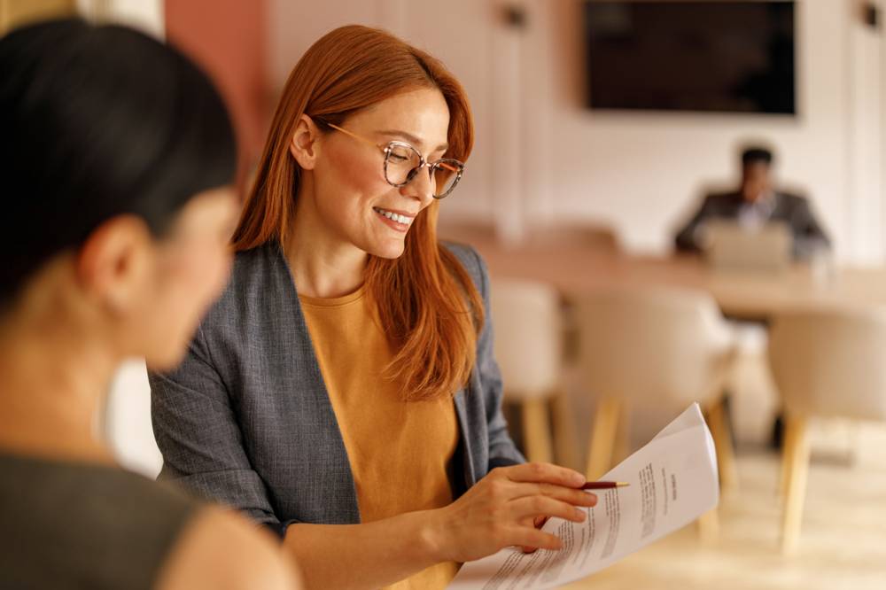 Étudiante examinant un document pendant sa formation de juriste en alternance